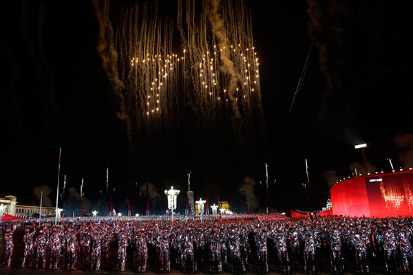 베이징 밤하늘 수놓은 '중국 70돌' 불꽃놀이    (베이징 로이터=연합뉴스) 신중국 건국 70주년을 맞아 1일 베이징 톈안먼 광장에서 열린 불꽃놀이 행사에서 '70'이라는 숫자가 밤하늘에 새겨져 있다.