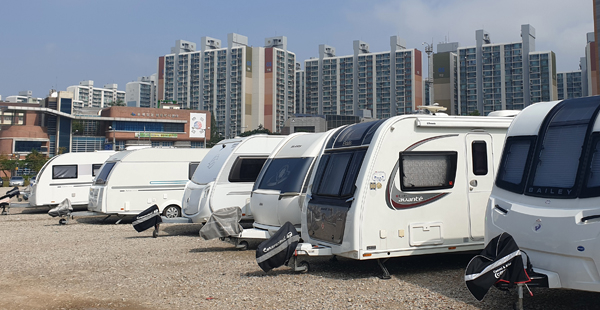 수원시 호매실동의 한 무료 임시주차장에 지난 6일 캠핑차량들이 줄지어 세워져 있다.  홍승남 기자 nam1432@kihoilbo.co.kr