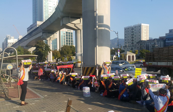 의정부 녹양역세권 SKY59 조합원 70여 명이 지난 11일 의정부시청 앞에서 집회를 열고 있다.