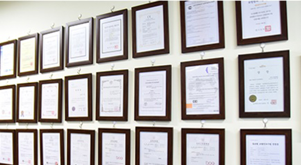 에이오지히팅시스템 사무실 벽면을 가득 메운 각종 인증서와 표창들.