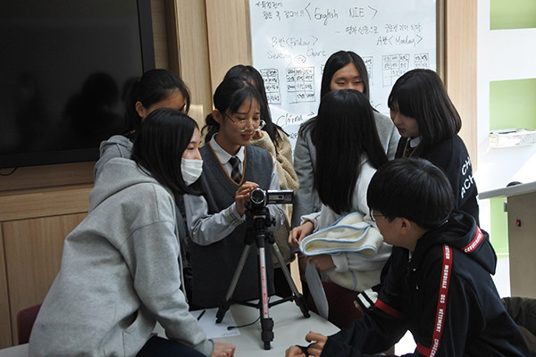 용인 청덕중 학생자율동아리 ‘시네마 천국’학생들이 영화 촬영 연습을 하고 있다.