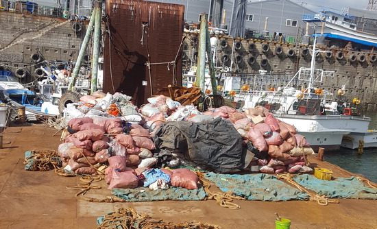 인천 앞바다와 마을 어장에서 수거한 바다 쓰레기가 마대자루에 담겨 인천시 중구 연안부두 수협공판장 인근에 정박 중인 바지선에 적치돼 있다.
