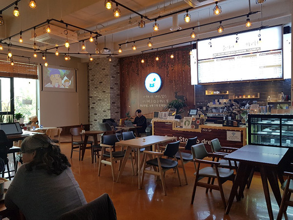 입주기업 의견을 수렴해 만들어진 센터 내 카페 ‘푸를나이’.
