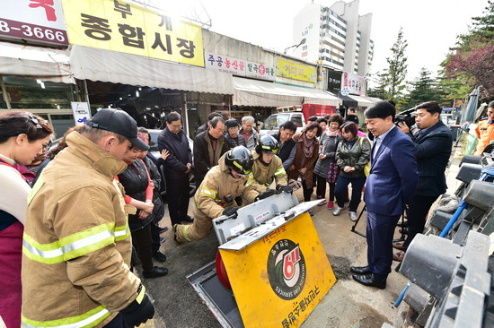소방대원들이 인천 부평구 화재 취약지역에 지하매립식 구민자율 소방함을 설치하고 있다.  <부평구 제공>