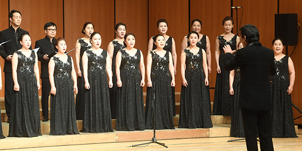 ‘제4회 인천시 어린이 합창대회’에서 인천서구립합창단원들이 축하공연을 하고 있다.