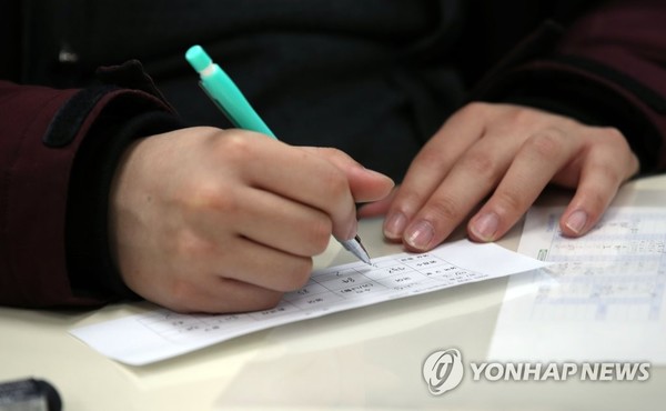 긴장되는 순간(서울=연합뉴스)  = 15일 오전 서울 서초고등학교에서 한 수험생이 2020학년도 대학수학능력시험 가채점표를 작성하고 있다.