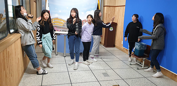 방송 준비·촬영 중인 동아리 학생들.
