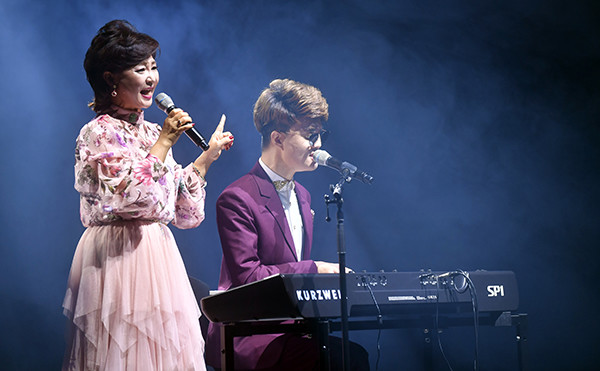 CM송 가수 오승원 씨와 아들 김지호 씨가 공연을 하고 있다.