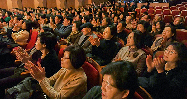 26일 인천 부평아트센터에서 열린 ‘기호일보 창간 31주년 기념 인문학 콘서트’에서 시민들이 강연을 들으며 박수를 치고 있다.