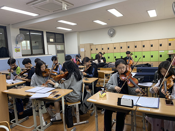 연주 연습에 열중하고 있는 ‘오케오케’ 학생들.