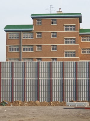 28일 중구 신흥동 인천신선초등학교 옆에 주상복합아파트 건설을 위한 가림막이 설치돼 있다. 사진=신선초교 학부모 제공
