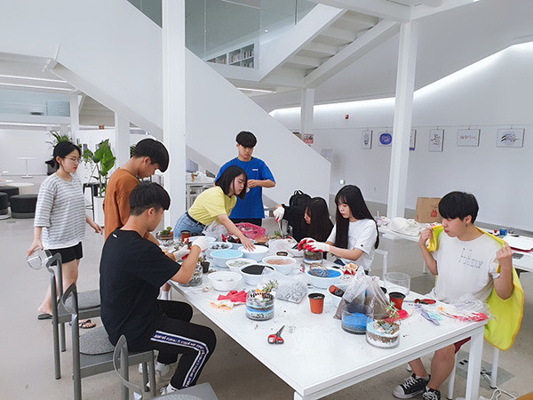 시흥청년스테이션 내 공간운영단 소속 청년들이 자신들이 사용하는 스테이션 공간을 꾸밀 여러 가지 장식품들을 손수 만들고 있다.