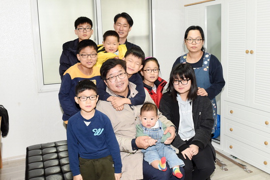 김용주 씨 가족이 지난해 12월 이사하던 날, 축하해주러 찾은 염태영 시장과 함께 하고 있다.<수원시 제공>