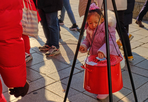 15일 인천시 미추홀구의 한 사거리에서 어린이가 구세군 자선냄비에 기부를 하고 있다.  이진우 기자 ljw@kihoilbo.co.kr