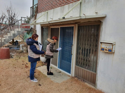 김포 소재 체납자 집을 방문한 체납관리단원들. /사진 = 경기도 제공