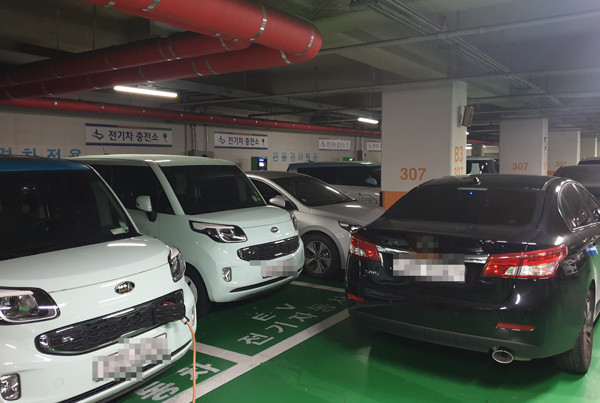 지난 20일 오후 3시께 수원시청 별관 지하주차장 3층에 설치돼 있는 전기차 충전구역 앞에 차량들이 이중 주차돼 있다.