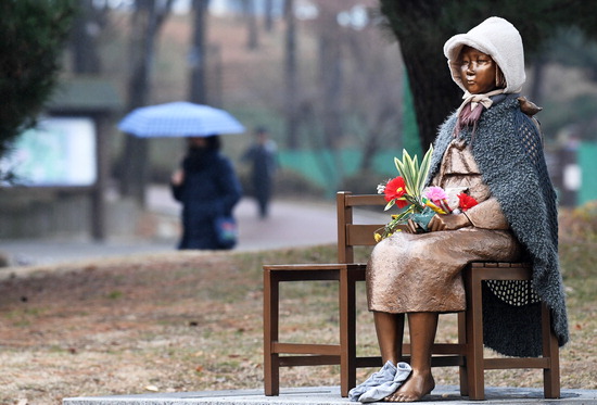 비가 내리면서 급격히 추워진 30일 오후 수원 올림픽공원에 설치된 평화의 소녀상에 모자와 망토가 씌워져 있다.  홍승남 기자 nam1432@kihoilbo.co.kr
