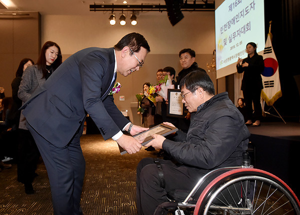 지난달 5일 중구 하버파크호텔에서 열린 ‘제16회 인천장애인지도자 및 실무자대회’에서 박남춘 인천시장이 참석자들과 인사를 나누고 있다.