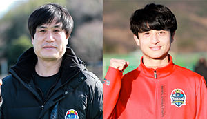 인천남동구민축구단 김정재 감독(왼쪽)과 주장 권지성이 시즌 각오를 밝히며 웃고 있다.