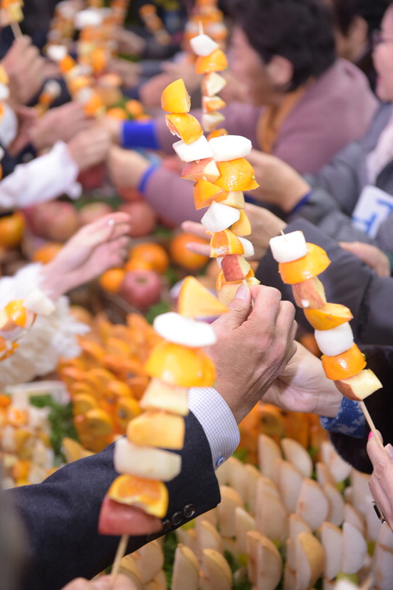 14일 서울 하나로마트 양재점에서 참석자들이 우리 과일 소비촉진을 위해 과일 꼬치 시식 행사를 하고 있다.  /연합뉴스