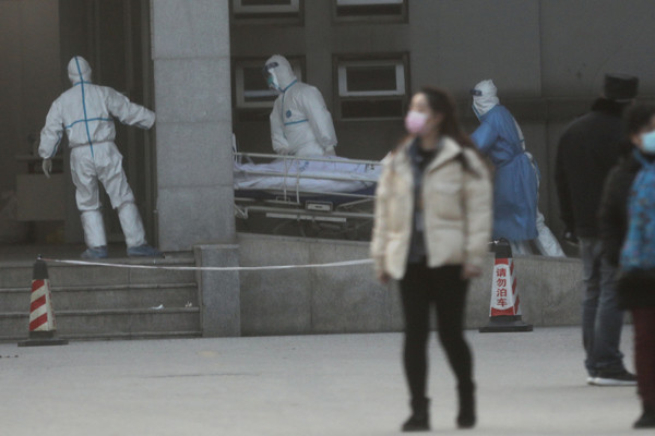 중국 후베이성 성도 우한에서 20일 의료진이 신종 코로나바이러스에 감염된 이른바 '우한 폐렴' 환자들을 치료하고 있는 진인탄 병원으로 환자를 이송하고 있다./연합뉴스