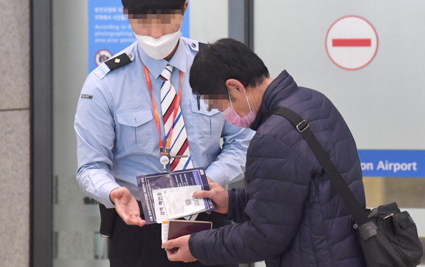 신종 코로나바이러스 확산을 막기 위해 인천국제공항에 중국인 전용 입국장이 설치된 4일 한 중국인이 검역확인증을 들고 입국장을 나서고 있다.  이진우 기자 ljw@kihoilbo.co.kr