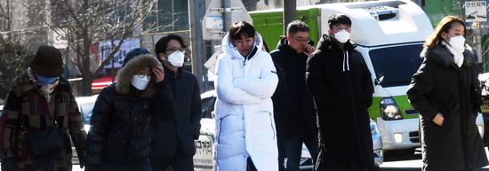경기북부 일부 지역이 영하 17℃까지 떨어지는 등 추위가 기승을 부린 5일 수원시청역 사거리에서 두꺼운 복장을 한 시민들이 이동하고 있다. 홍승남 기자 nam1432@kihoilbo.co.kr