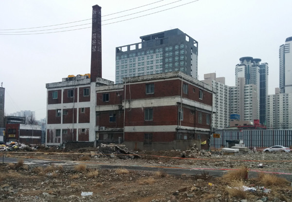 집창촌이 있던 인천 숭의동 8-17 일원의 건물들이 대부분 철거되고 4호 건물이 남아 있다. /사진=김종국 기자