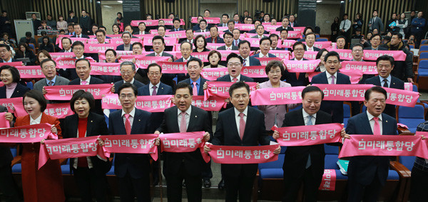 미래통합당 황교안 대표와 의원들이 18일 국회에서 열린 첫 의원총회에서 미래통합당 핑크 수건을 펼치며 합당 퍼포먼스를 하고 있다. /사진 = 연합뉴스