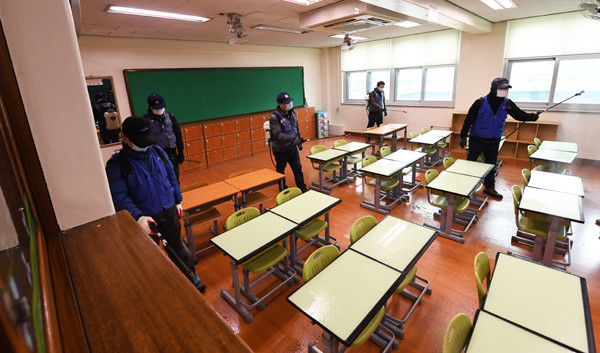 19일 오후 수원시의 한 초등학교에서 장안구 보건소 관계자들이 코로나19 예방을 위해 교실 소독을 하고 있다.  홍승남 기자 nam1432@kihoilbo.co.kr