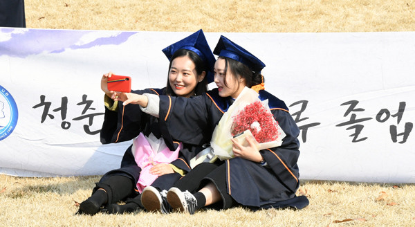 20일 경기대학교 학위수여식이 취소된 가운데 개별적으로 학위증서를 받은 졸업생들이 교내에 설치된 현수막과 포토존에서 기념사진을 찍고 있다.   홍승남 기자 nam1432@kihoilbo.co.kr