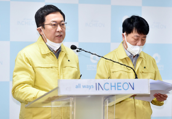 박남춘 인천시장이 22일 시청 브리핑룸에서 인천시 코로나19 확진자 발생과 관련해 브리핑을 하고 있다.사진=인천시 제공