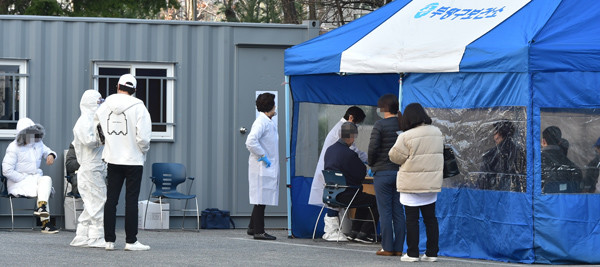 24일 인천시 부평구보건소 코로나19 선별진료소를 찾은 시민들이 증상에 대해 문의하며 검사를 받고 있다. 이진우 기자 ljw@kihoilbo.co.kr