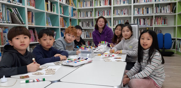 시흥 새재골 작은도서관 책놀이 프로그램에 참여한 학생들