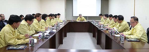 경기도의회 코로나19 비상대책단이 회의를 진행하고 있다.