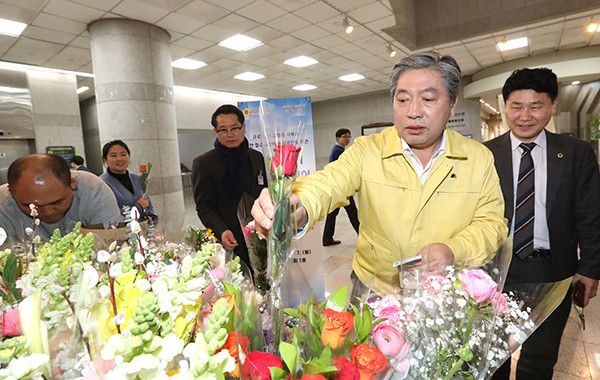경기도의회가 이천농산물 구매 행사를 개최한 가운데 송한준 의장이 판매에 참여한 화훼농가의 꽃을 구매하고 있다.