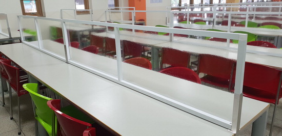 인천초은고등학교가 식당 테이블에 위생 칸막이를 설치해 학생 안전을 도모하고 있다.