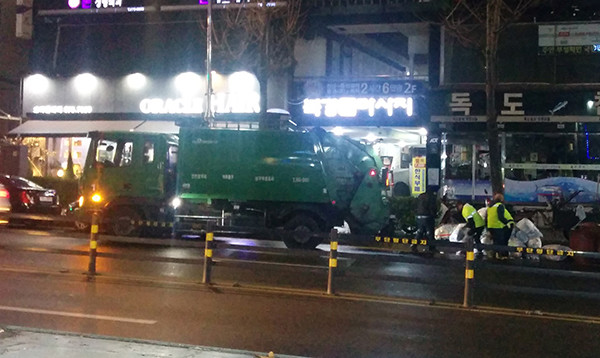 최근 인천의 한 거리에서 자정을 넘긴 시간 환경미화원들이 상점에서 나온 쓰레기를 수거하고 있다. /사진=김종국 기자