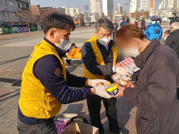 인천시와 민간단체 봉사자들이 매일 거리노숙인 등 취약계층 밀집지역을 돌며 지원물품을 전달하고 있다.