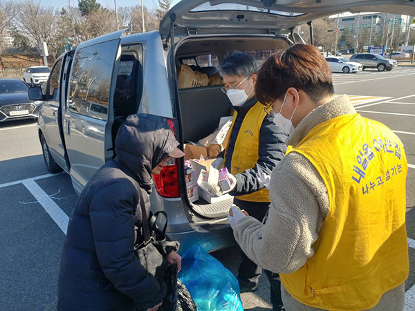 인천시와 민간단체 봉사자들이 매일 거리노숙인 등 취약계층 밀집지역을 돌며 지원물품을 전달하고 있다.