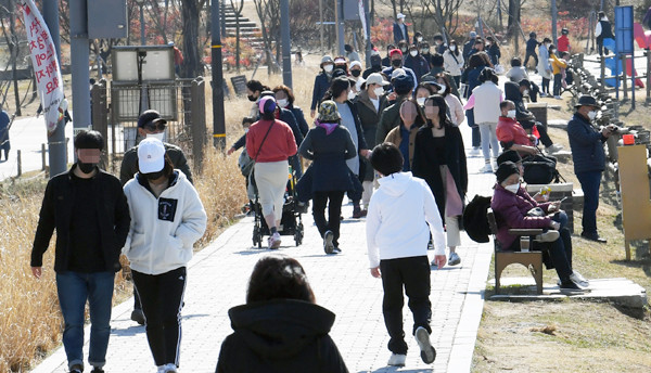 완연한 봄 날씨를 보인 22일 오후 수원시 영통구 광교호수공원을 찾은 시민들이 산책로를 걸으며 휴일을 즐기고 있다 홍승남 기자 nam1432@kihoilbo.co.kr