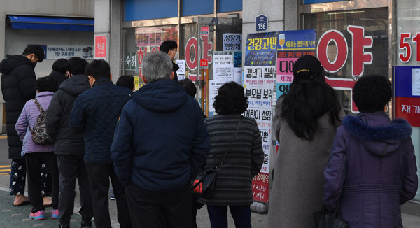 마스크 판매 5부제가 실시된 9일 인천시 부평구의 한 약국 앞에 시민들이 마스크를 구매하기 위해 줄서 있다. <기호일보 DB>