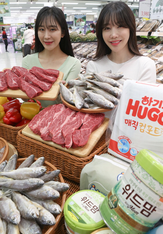 25일 서울 용산구 이마트 용산점에서 모델들이 26일부터 4일간 특가 판매하는 상품들을 소개하고 있다. /연합뉴스