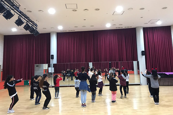 다문화가정 자녀들을 대상으로 진행하는 K-POP 댄스 수업시간.