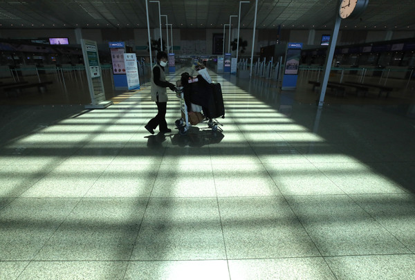 21일 오후 인천국제공항 2터미널 출국장이 썰렁한 모습을 보이고 있다. /연합뉴스
