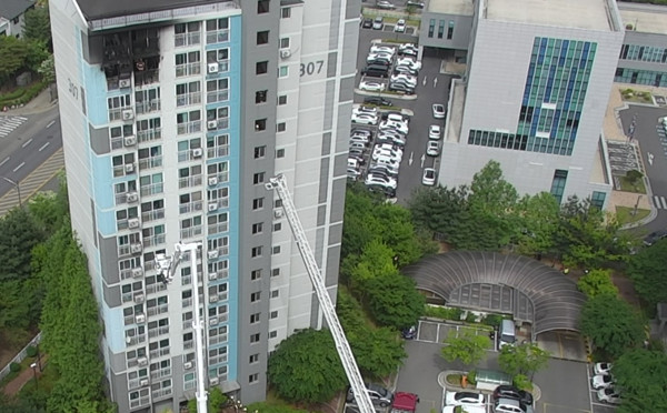 14일 오후 2시6분께 인천시 남동구 논현동의 한 15층 규모 아파트 14층에서 화재가 발생했다. <사진=인천소방본부 119특수구조단>