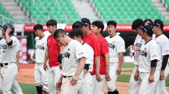프로야구 SK 선수들이 17일 인천 SK행복드림구장에서 열린 KBO리그 NC전 결과 5대 11로 패한 뒤 고개를 숙인 채 더그아웃으로 돌아가고 있다. /연합뉴스
