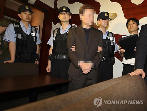 2011년 함바 비리 사건으로 구속 기소된 유 모씨의 현장검증 장면. /사진 = 연합뉴스