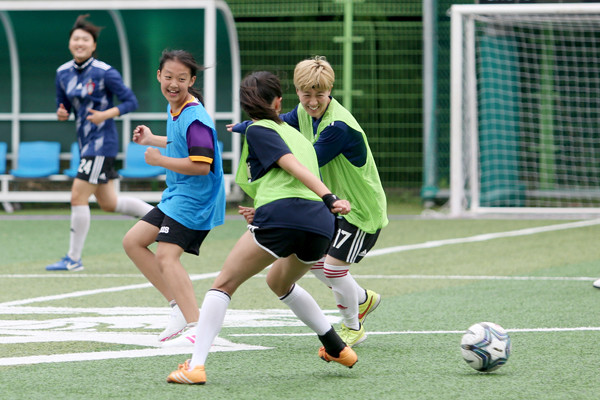 지난해 5월 수원시 수원외국인학교에서 열린 수원도시공사 여자축구단 일일체육교사 행사에서 선수단이 학생들과 축구를 하고 있다.