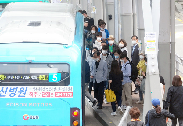 코로나19 감염 예방을 위해 대중교통 이용자의 마스크 착용 의무화가 시작된 26일 수원역 인근 버스정류장에서 마스크를 쓴 시민들이 버스를 기다리고 있다. <관련 기사 18면> 홍승남 기자 nam1432@kihoilbo.co.kr